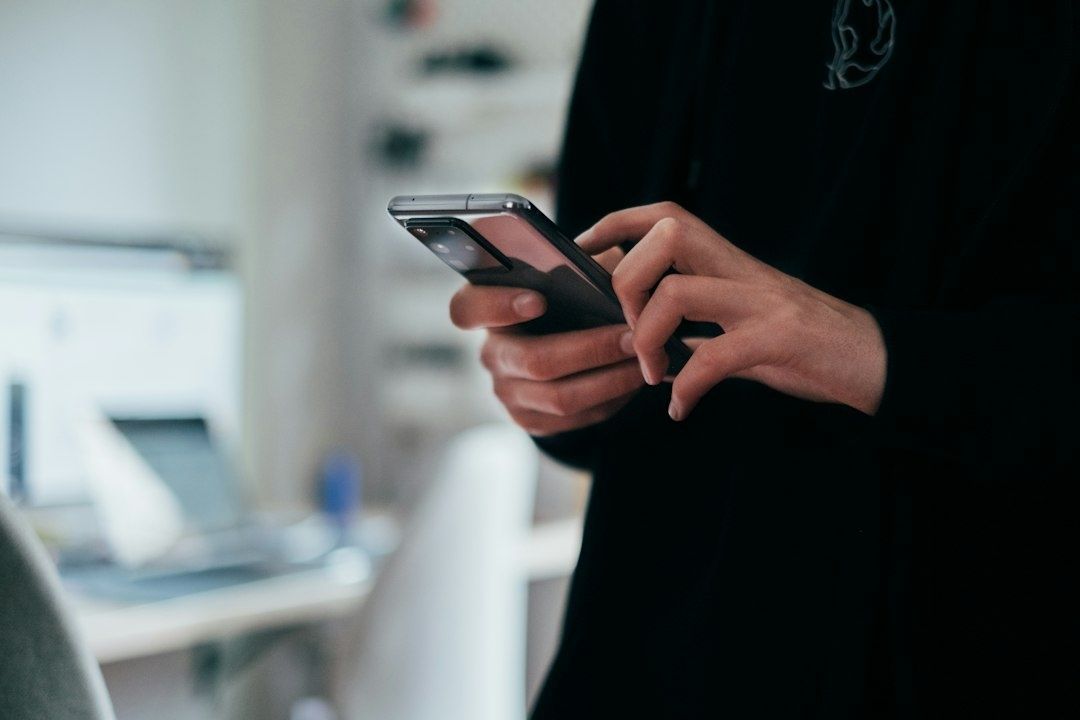 Person skriver på en smartphone, ett möjligt avskedsmeddelande efter en dejt